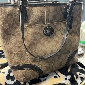 Coach shoulder tote bag almost like new mild usage